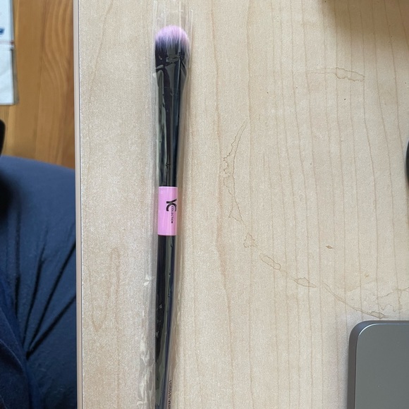 NIB Y02 Glow Brush, highlighter brush - Picture 3 of 3